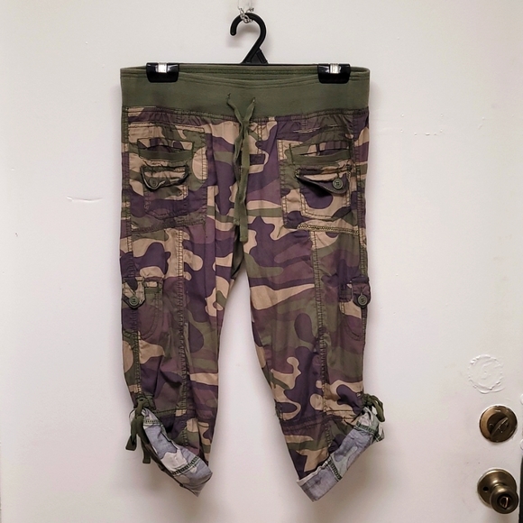 Almost Famous Pants - Almost famous size M green army cargo Capri pants